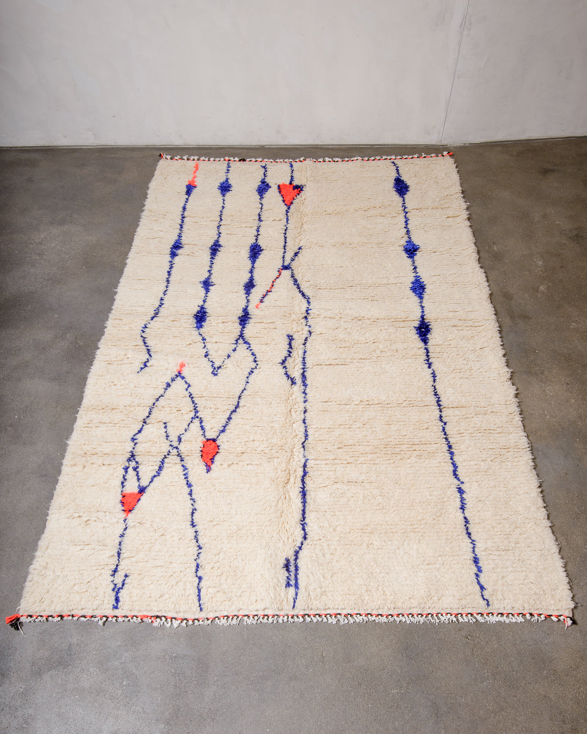 Modern designer handcrafted Berber rug from Morocco. Azilal rug with beautiful colours and patterns. Made of sheep’s wool and cotton.